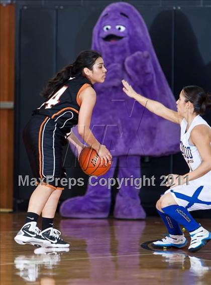 Thumbnail 2 in Eastwood vs. Dobie (McDonald's Texas Invitational) photogallery.
