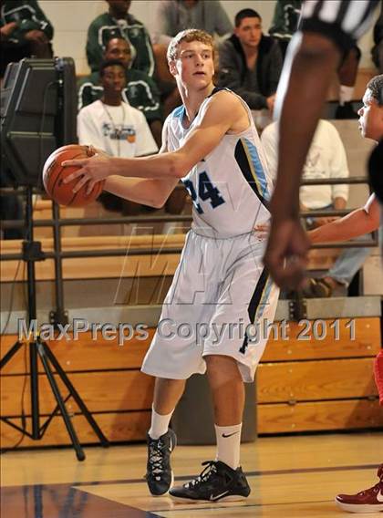 Thumbnail 1 in Mater Dei vs. Foothill (MaxPreps Holiday Classic) photogallery.
