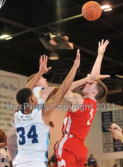 Thumbnail 2 in Mater Dei vs. Foothill (MaxPreps Holiday Classic) photogallery.