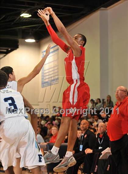 Thumbnail 3 in Mater Dei vs. Foothill (MaxPreps Holiday Classic) photogallery.