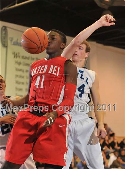 Thumbnail 2 in Mater Dei vs. Foothill (MaxPreps Holiday Classic) photogallery.