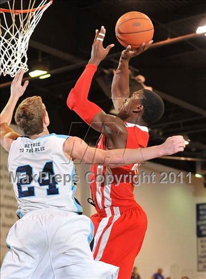 Thumbnail 3 in Mater Dei vs. Foothill (MaxPreps Holiday Classic) photogallery.