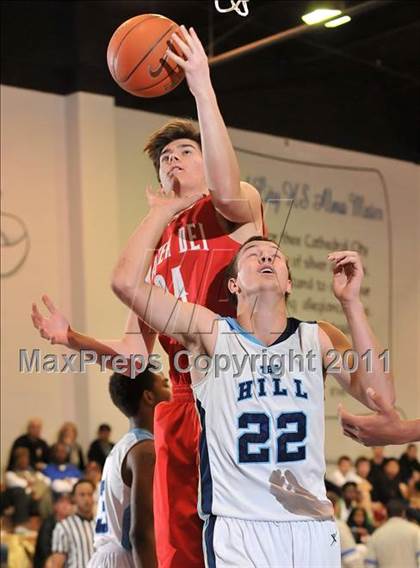 Thumbnail 3 in Mater Dei vs. Foothill (MaxPreps Holiday Classic) photogallery.
