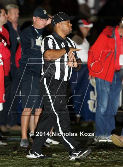 Thumbnail 3 in Mater Dei vs. St. John Bosco photogallery.
