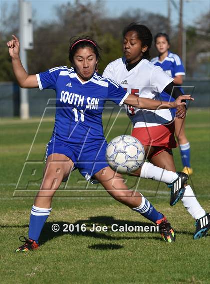 Thumbnail 3 in Lee [Robert E.] vs South San Antonio (Tejeda Sports Complex) photogallery.