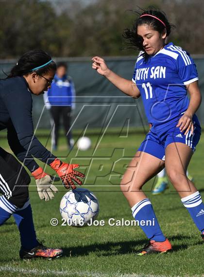 Thumbnail 2 in Lee [Robert E.] vs South San Antonio (Tejeda Sports Complex) photogallery.