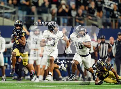 Thumbnail 1 in South Oak Cliff vs. Randle (UIL 5A Division II Football Final) photogallery.