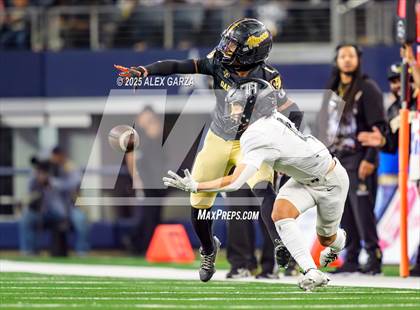 Thumbnail 2 in South Oak Cliff vs. Randle (UIL 5A Division II Football Final) photogallery.