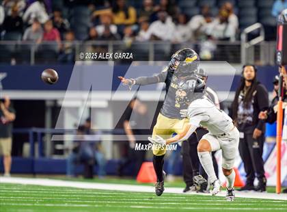Thumbnail 2 in South Oak Cliff vs. Randle (UIL 5A Division II Football Final) photogallery.