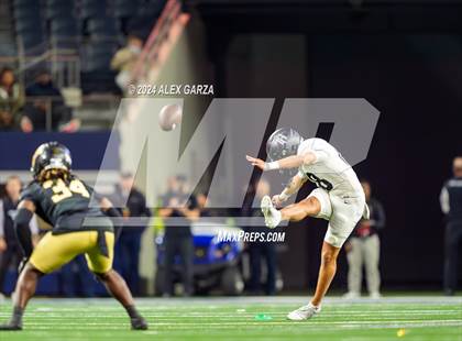 Thumbnail 1 in South Oak Cliff vs. Randle (UIL 5A Division II Football Final) photogallery.