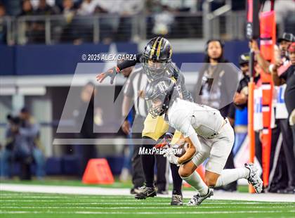 Thumbnail 3 in South Oak Cliff vs. Randle (UIL 5A Division II Football Final) photogallery.
