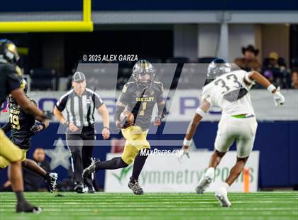 Thumbnail 3 in South Oak Cliff vs. Randle (UIL 5A Division II Football Final) photogallery.