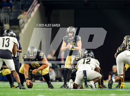 Thumbnail 2 in South Oak Cliff vs. Randle (UIL 5A Division II Football Final) photogallery.