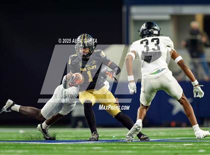 Thumbnail 2 in South Oak Cliff vs. Randle (UIL 5A Division II Football Final) photogallery.