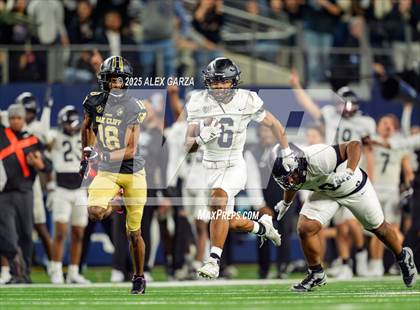 Thumbnail 3 in South Oak Cliff vs. Randle (UIL 5A Division II Football Final) photogallery.