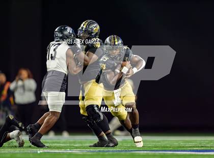Thumbnail 3 in South Oak Cliff vs. Randle (UIL 5A Division II Football Final) photogallery.