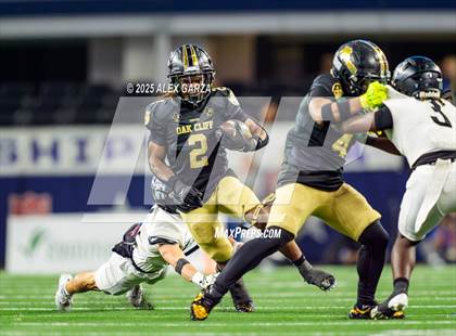 Thumbnail 3 in South Oak Cliff vs. Randle (UIL 5A Division II Football Final) photogallery.
