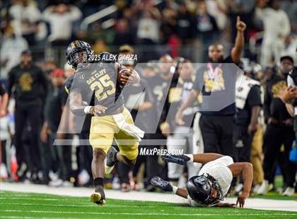 Thumbnail 2 in South Oak Cliff vs. Randle (UIL 5A Division II Football Final) photogallery.