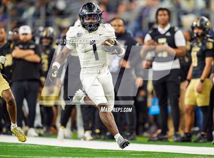 Thumbnail 3 in South Oak Cliff vs. Randle (UIL 5A Division II Football Final) photogallery.