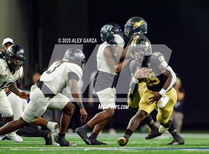 Thumbnail 2 in South Oak Cliff vs. Randle (UIL 5A Division II Football Final) photogallery.
