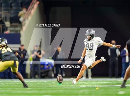 Thumbnail 3 in South Oak Cliff vs. Randle (UIL 5A Division II Football Final) photogallery.