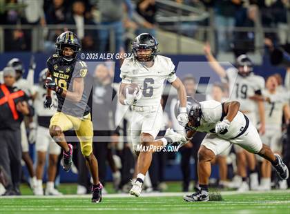Thumbnail 1 in South Oak Cliff vs. Randle (UIL 5A Division II Football Final) photogallery.