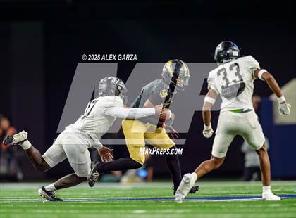 Thumbnail 3 in South Oak Cliff vs. Randle (UIL 5A Division II Football Final) photogallery.