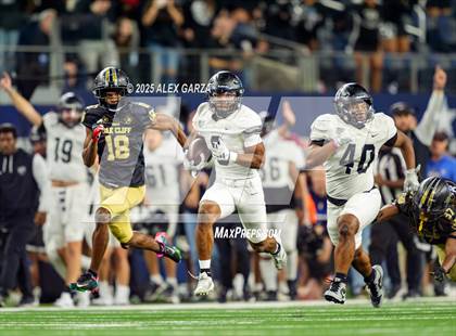 Thumbnail 2 in South Oak Cliff vs. Randle (UIL 5A Division II Football Final) photogallery.