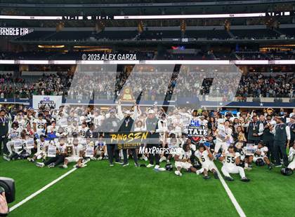 Thumbnail 1 in South Oak Cliff vs. Randle (UIL 5A Division II Football Final) photogallery.