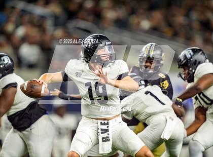 Thumbnail 2 in South Oak Cliff vs. Randle (UIL 5A Division II Football Final) photogallery.