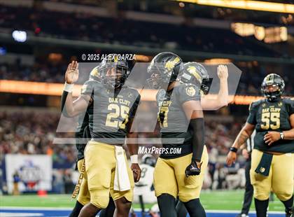Thumbnail 2 in South Oak Cliff vs. Randle (UIL 5A Division II Football Final) photogallery.