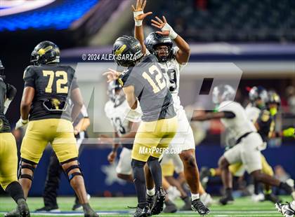 Thumbnail 1 in South Oak Cliff vs. Randle (UIL 5A Division II Football Final) photogallery.
