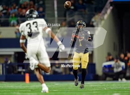 Thumbnail 2 in South Oak Cliff vs. Randle (UIL 5A Division II Football Final) photogallery.