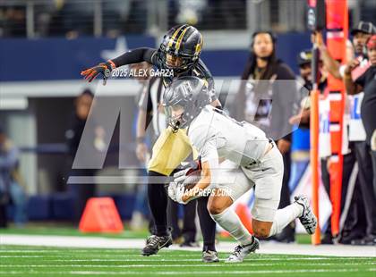 Thumbnail 2 in South Oak Cliff vs. Randle (UIL 5A Division II Football Final) photogallery.