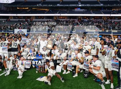 Thumbnail 2 in South Oak Cliff vs. Randle (UIL 5A Division II Football Final) photogallery.