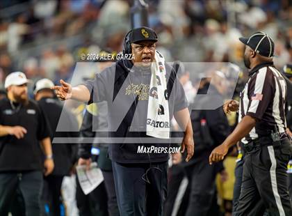 Thumbnail 2 in South Oak Cliff vs. Randle (UIL 5A Division II Football Final) photogallery.