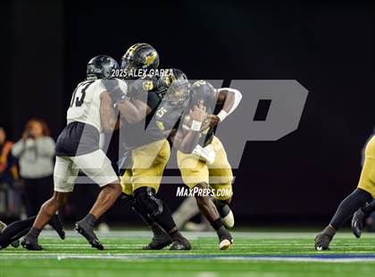 Thumbnail 2 in South Oak Cliff vs. Randle (UIL 5A Division II Football Final) photogallery.