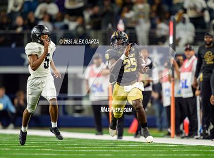 Thumbnail 1 in South Oak Cliff vs. Randle (UIL 5A Division II Football Final) photogallery.