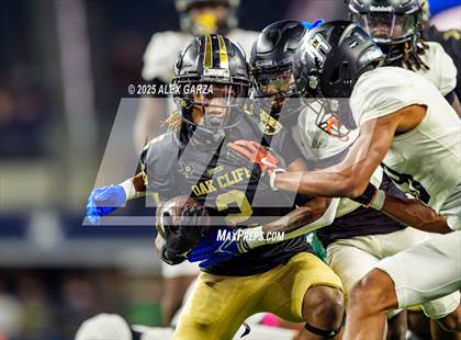 Thumbnail 2 in South Oak Cliff vs. Randle (UIL 5A Division II Football Final) photogallery.