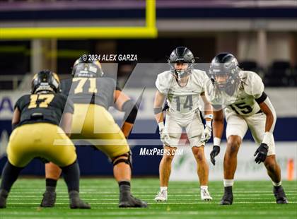 Thumbnail 2 in South Oak Cliff vs. Randle (UIL 5A Division II Football Final) photogallery.