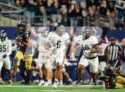 Thumbnail 2 in South Oak Cliff vs. Randle (UIL 5A Division II Football Final) photogallery.
