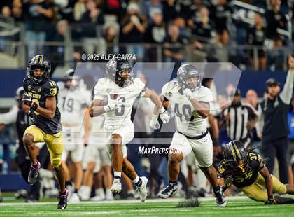 Thumbnail 3 in South Oak Cliff vs. Randle (UIL 5A Division II Football Final) photogallery.