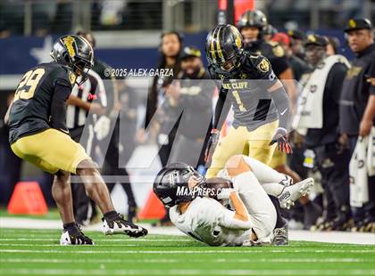 Thumbnail 3 in South Oak Cliff vs. Randle (UIL 5A Division II Football Final) photogallery.