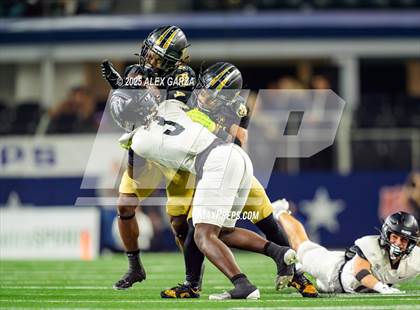 Thumbnail 2 in South Oak Cliff vs. Randle (UIL 5A Division II Football Final) photogallery.