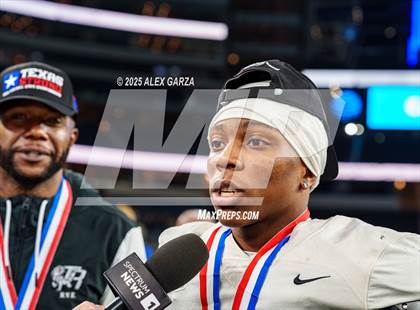 Thumbnail 1 in South Oak Cliff vs. Randle (UIL 5A Division II Football Final) photogallery.