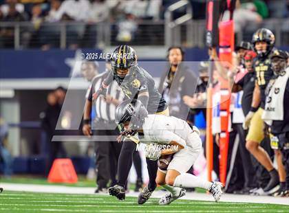 Thumbnail 2 in South Oak Cliff vs. Randle (UIL 5A Division II Football Final) photogallery.