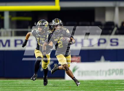 Thumbnail 2 in South Oak Cliff vs. Randle (UIL 5A Division II Football Final) photogallery.