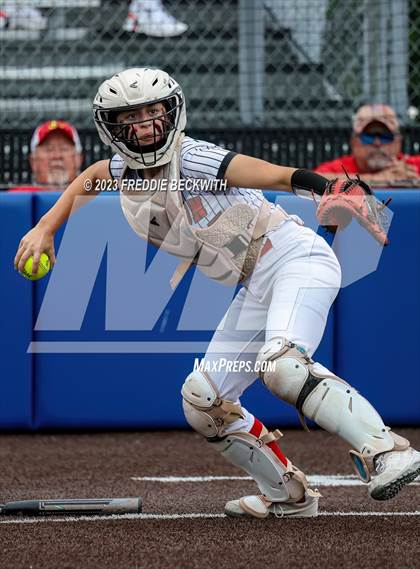 Thumbnail 3 in Muenster vs. Trenton (UIL 2A Softball Regional Semifinal) photogallery.