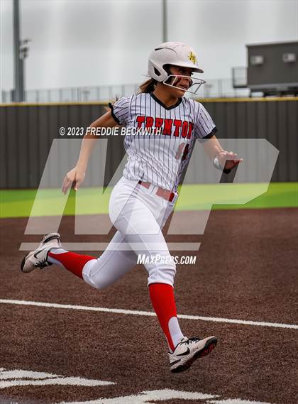 Thumbnail 1 in Muenster vs. Trenton (UIL 2A Softball Regional Semifinal) photogallery.
