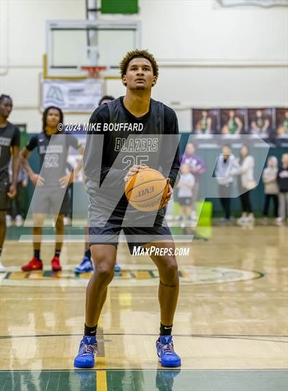 Thumbnail 2 in Santa Barbara vs Sierra Canyon (Santa Barbara Holiday Classic) photogallery.